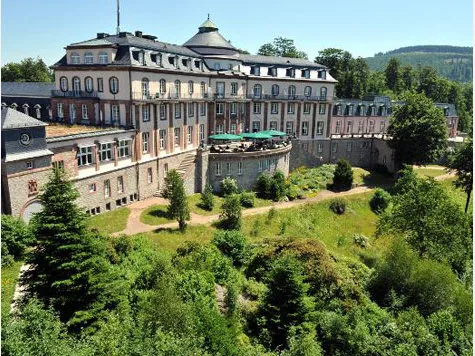 Schloss Bühlerhöhe über terrassiertem Park im Sommer