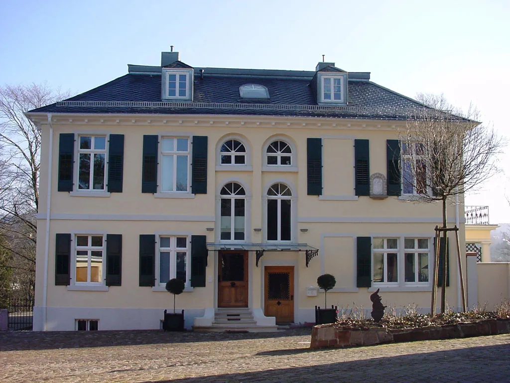 Hauptfassade der Villa Menschikoff mit Rundbogenfenstern